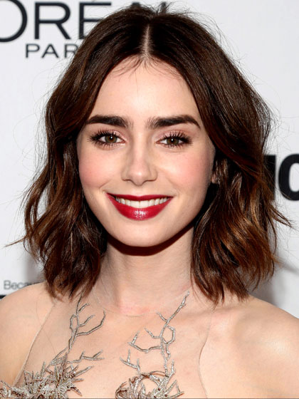lily-collins-wavy-hair