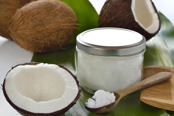coconuts-Coconut-oil-on-spoon (Copy)