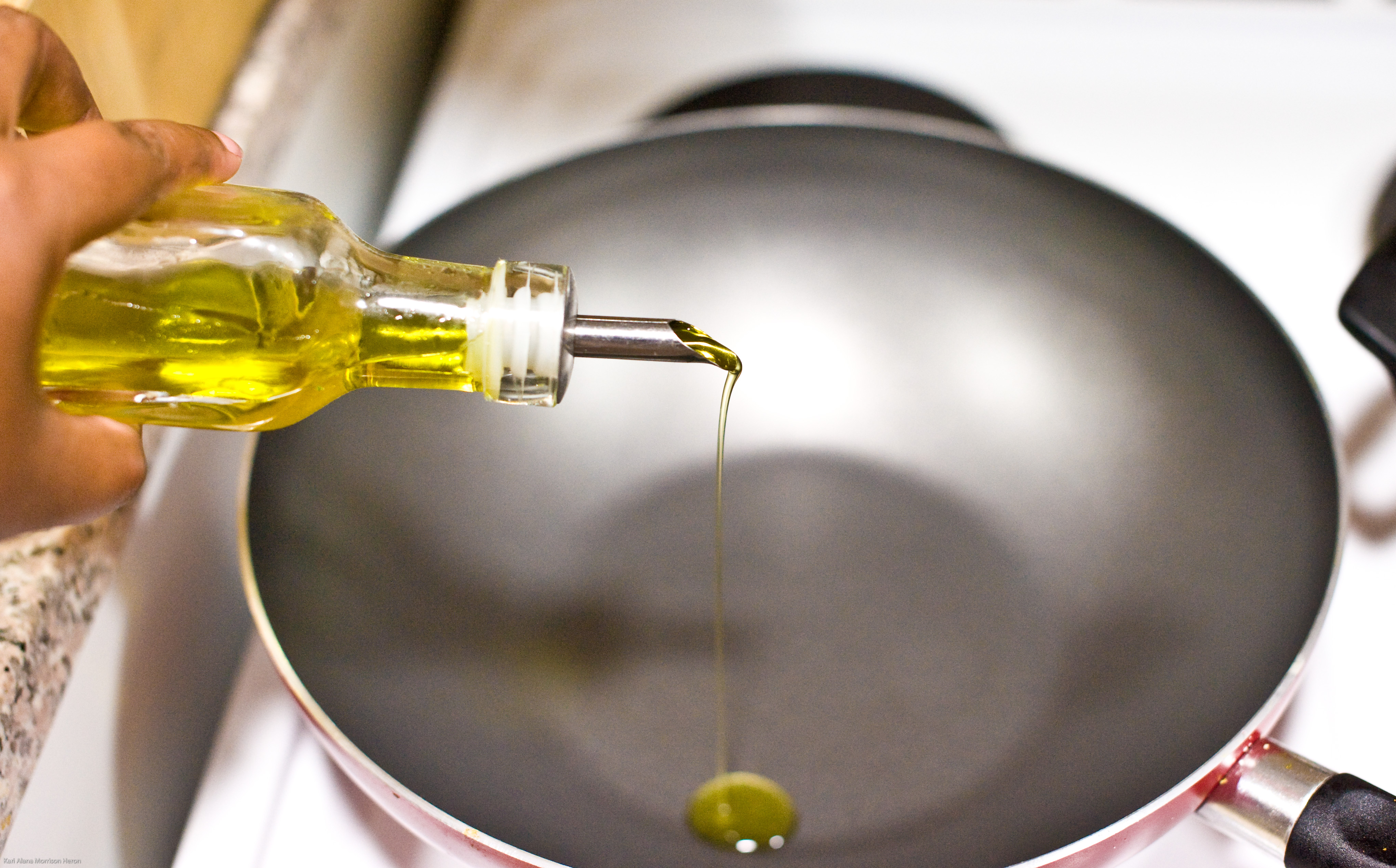 В кипящую воду можно налить растительное масло. Масло для готовки. Растительное масло для готовки. Наливаем масло на сковороду. Сковородка с маслом.