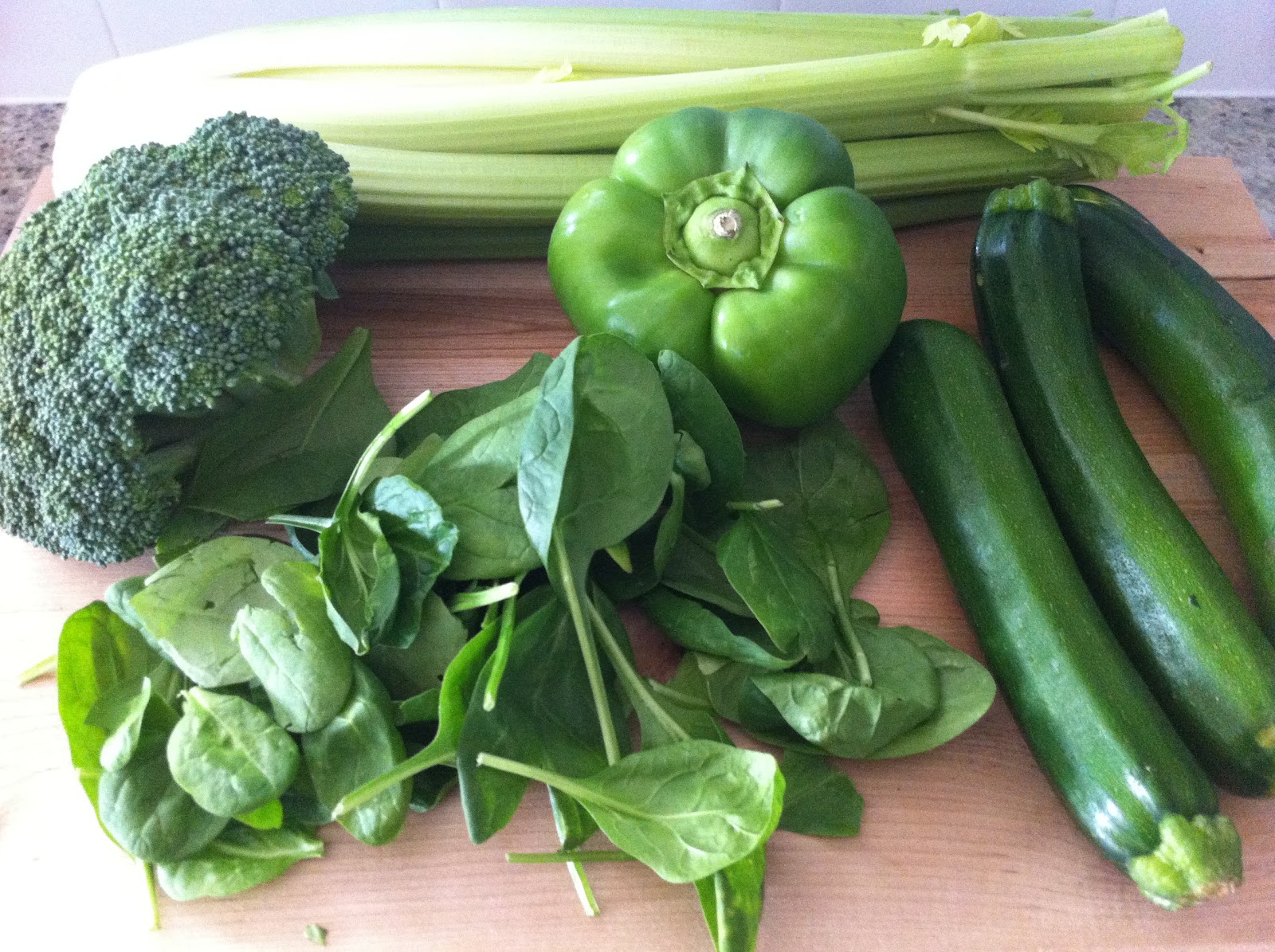 Есть зеленые овощи. Овощи и зелень. Зеленые овощи. Зеленый овощ длинный. Овощи зеленого цвета.