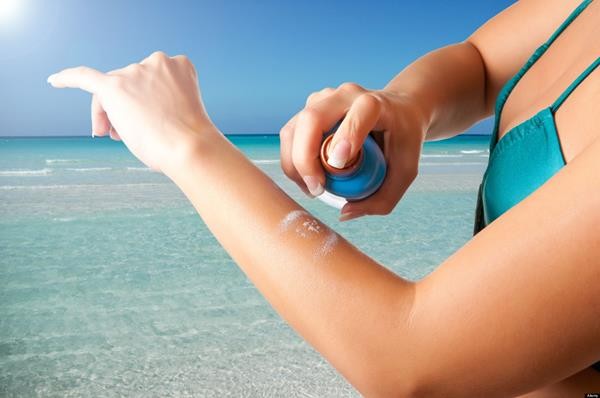 Spray-sunscreen-woman-applying (Copy)