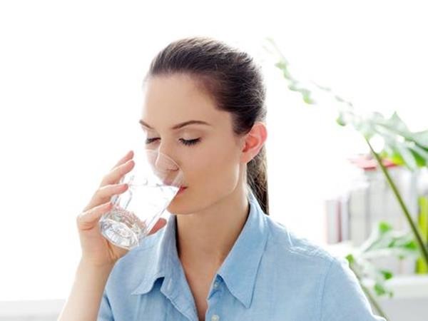 woman-drinking-glass-water-morning1