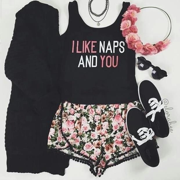 Cute-Pastel-Outfit-with-Crop-Top-Flower-Headband-Sunglasses-Black-Shoes-and-Floral-Shorts-1