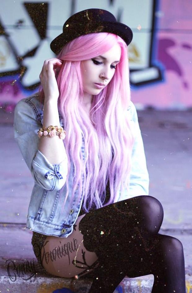 Pastel-Grunge-Outfit-with-Pastel-Purple-Dyed-Hairstyle-Denim-Jacket-Hat-Floral-Band-and-Leggings