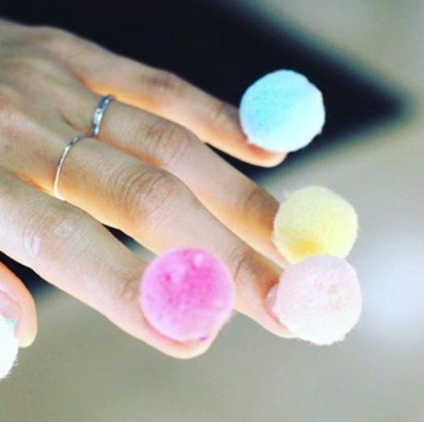 Pom-–-Pom-Nail-Design (Copy)