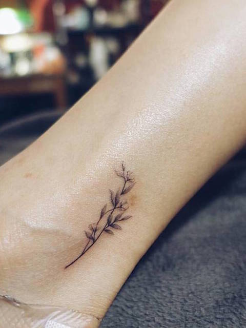 delicate-flower-tattoos-that-arent-naff-1476804671pcl84